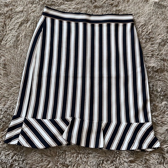 Ann Taylor Pinstripe Flounce Skirt 0 - Picture 2 of 15